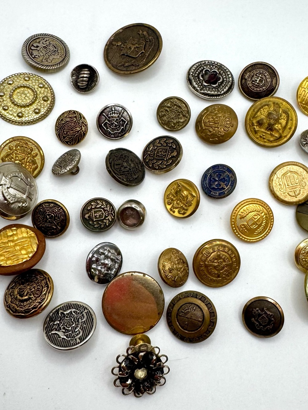 Vintage military and fashion buttons - Lot 
8